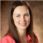 Улыбающаяся девушка с тёмными волосами