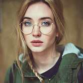 Девушка со светлыми волосами в очках