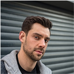 Мужчина с бородой и короткой стрижкой